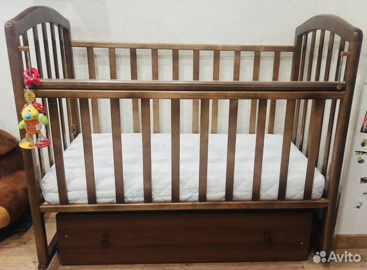 Детская кровать для новорожденных с маятником