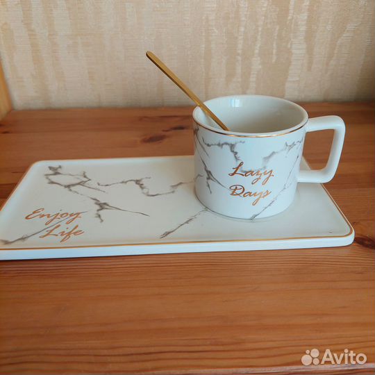 Фарфоровая чашка с блюдцем