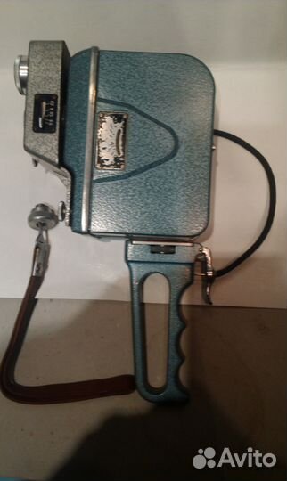 Кинокамера 1960-х годов и фотоальбом