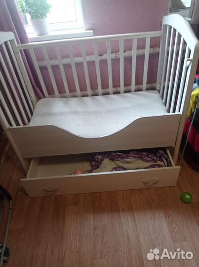 Детская кроватка с маятником и матрасом