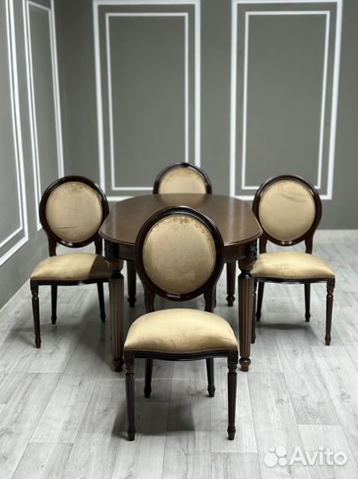 Стол и стулья