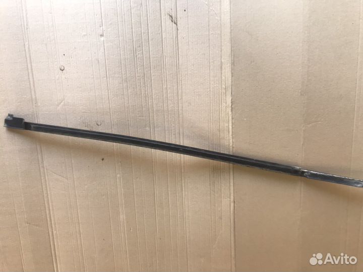 Уплотнитель стекла передней двери Skoda Rapid