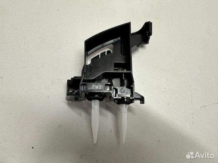 Кронштейн фонаря задний левый Lexus Lx 570