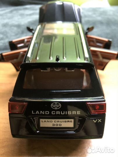 Моделька Land Cruiser 300