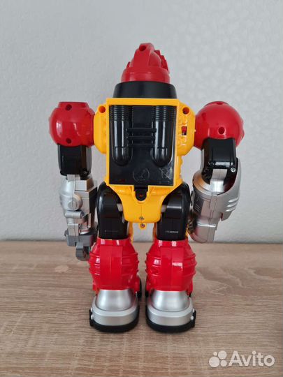 Робот на батарейках (ходит, говорит)