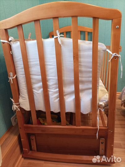 Детская кроватка с маятником