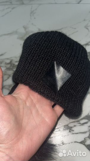 Шапка с натуральным помпоном женская