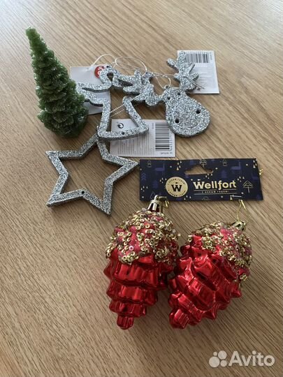 Новогодние игрушки и свеча новые