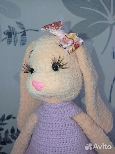 Плюшевый заяц вязаный