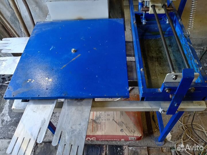 Станок ручной наносит пастизоль на перчатки