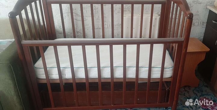 Детская кроватка с маятником и ящиком