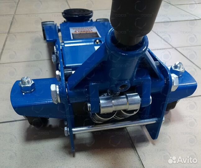 Домкрат низкопрофильный 3 тонны подкатной