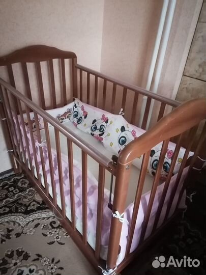 Детская кроватка с продольным маятником