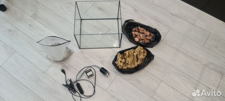 Аквариум террариум, камни, лампа