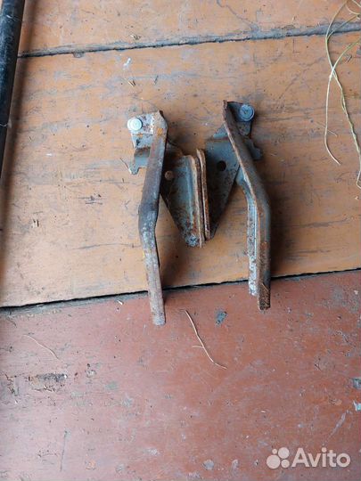 Крепление капота priora