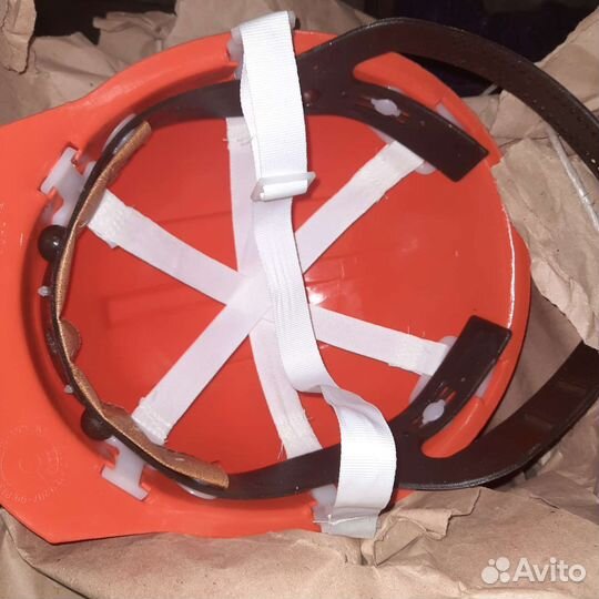 Каска строительная и страховочный ремень