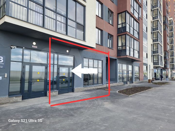 1этаж,Витрины,104м(62+42м),Ул Первых 4к2