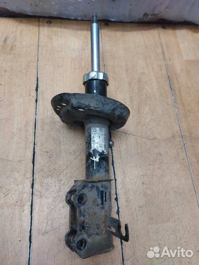 Стойка подвески передняя правая Opel Astra J