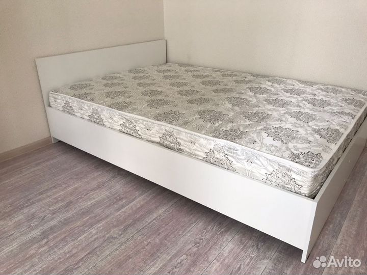 Кровать с матрасом