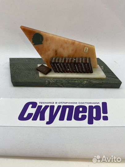 Обелиск из камня Ленин