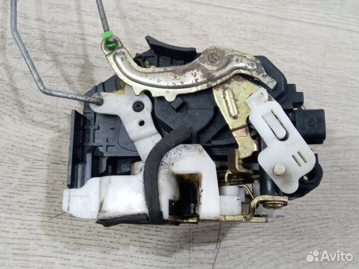 Замок двери задний левый Mitsubishi Lancer