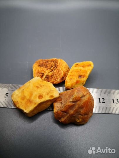 Четыре самородка янтаря желтого цвета