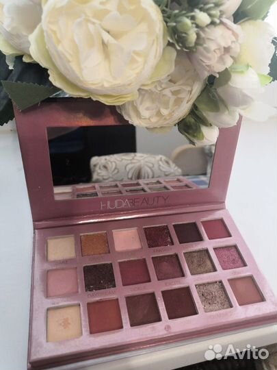 Набор косметики (тени для век, румяна)