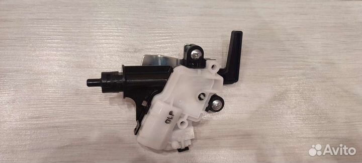 Механизм фиксации лючка