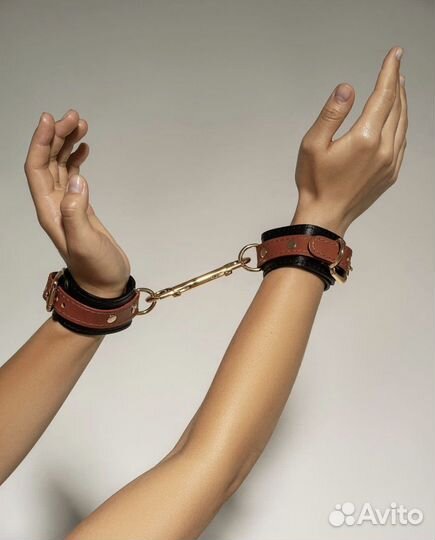 Портупея,гартеры, наручники, плетка