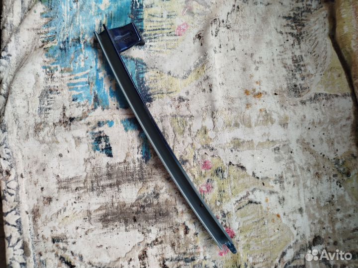 Направляющая стекла двери toyota matrix