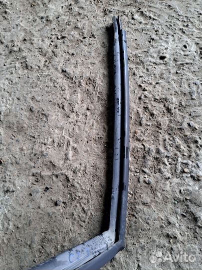 Уплотнитель стекла левый Nissan Serena c23