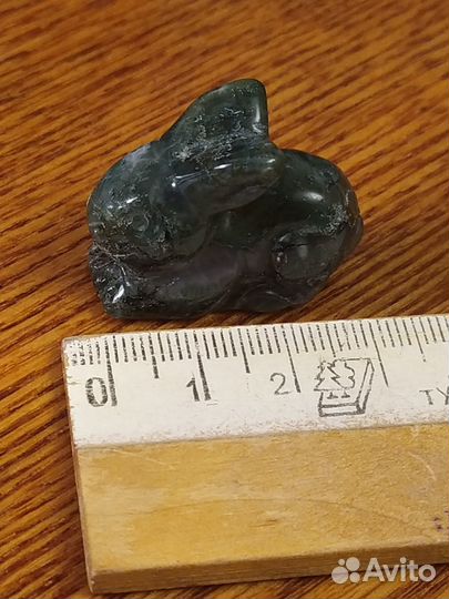 Фигурки (сувениры) зайчиков из глины и нефрита