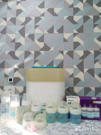 Бутылочки для кормления и стерилизатор