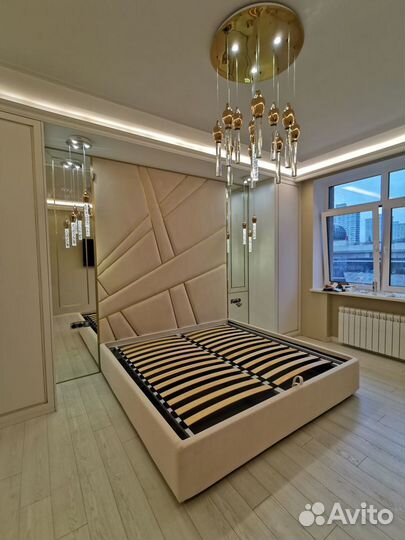 Мягкие стеновые панели, кровать, зеркала