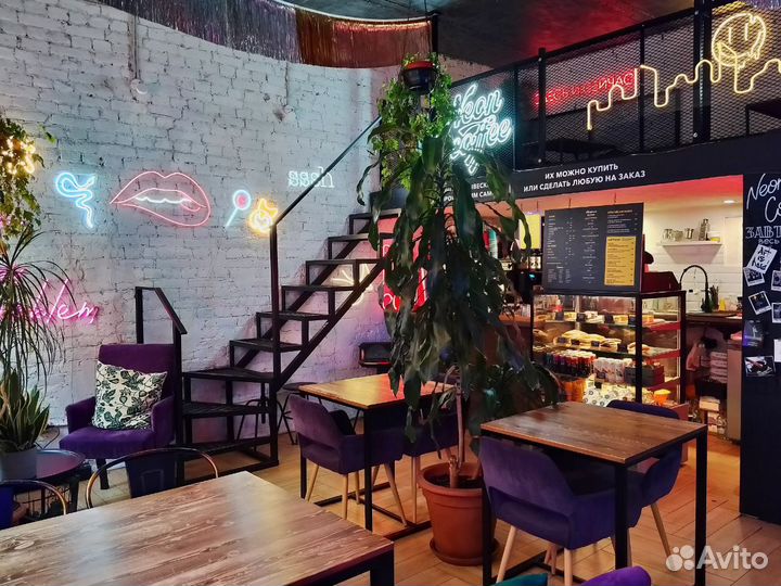 Бариста в неоновую кофейню