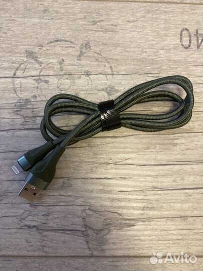 Зарядный шнур на iPhone
