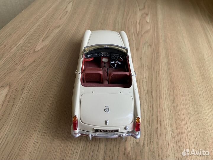 Модель автомобиля 1:18 Corgi 1963 Mgb Roadster