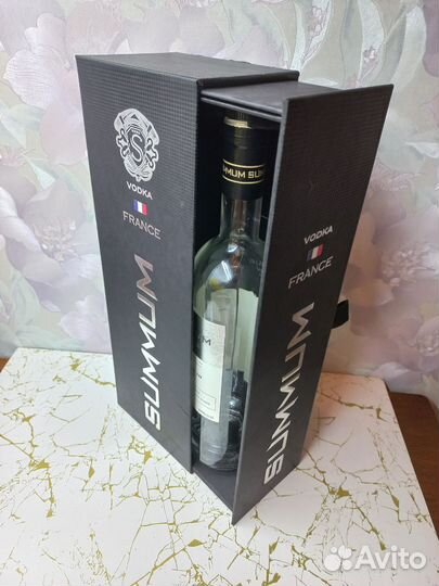Коробка и бутылка от французской водки