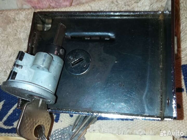 Замок накладной цилиндровый с защелкой