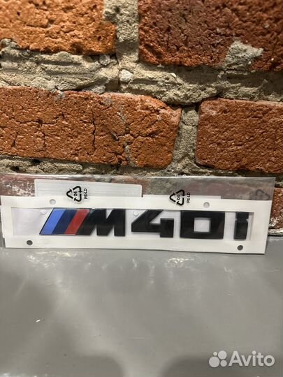 Эмблема M40i черная
