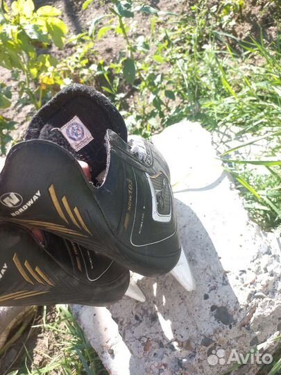 Коньки и клюшка