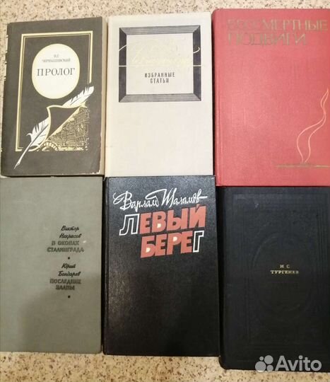 Полки вместе с книгами и по отдельности