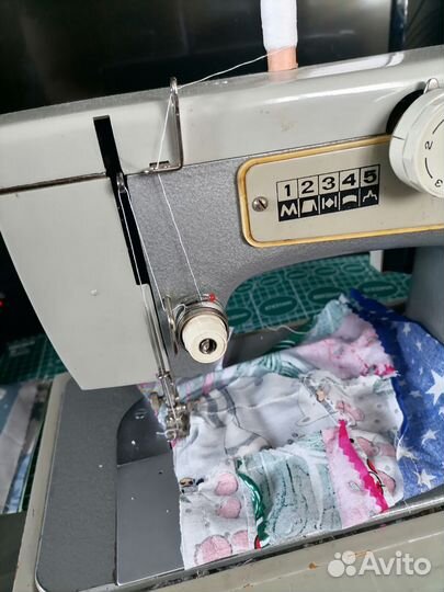 Электрическая швейная машинка 