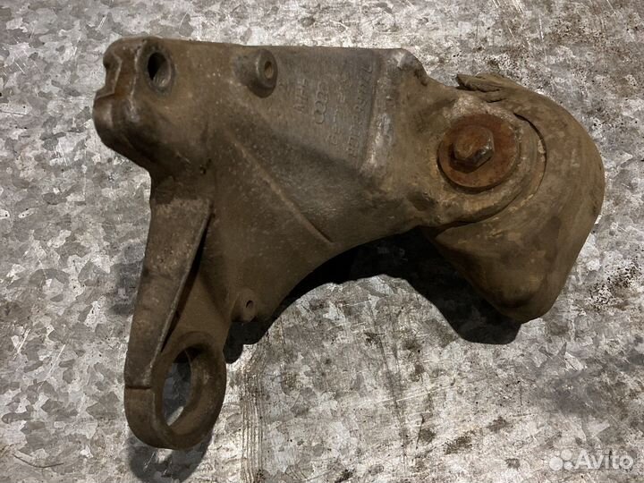 Правый кронштейн МКПП ауди а4 б5