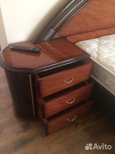 Продам спальный гарнитур