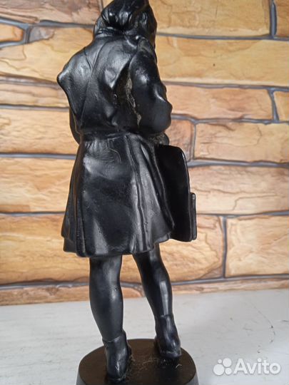 Статуэтка школьница с портфелем