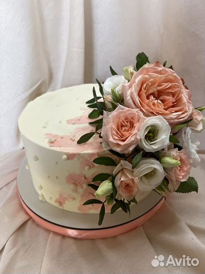 Свадебный торт с живыми цветами