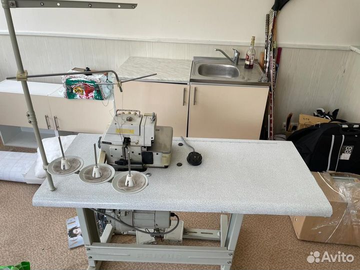 Стачивающе-обметочная швейная машина Yamata FY 737