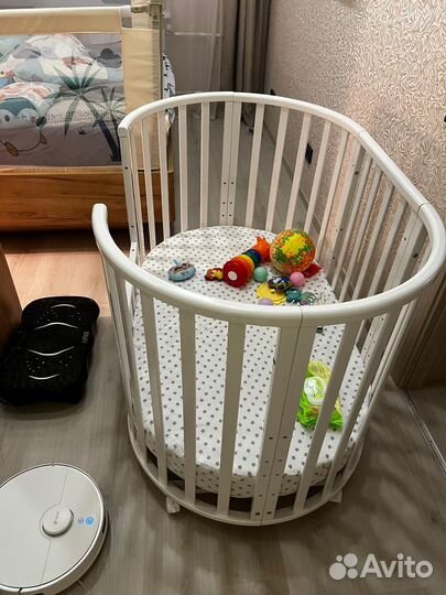 Детская кроватка с маятником и балдахином