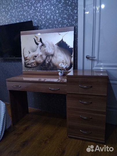 Комплект столик, тумба, зеркало